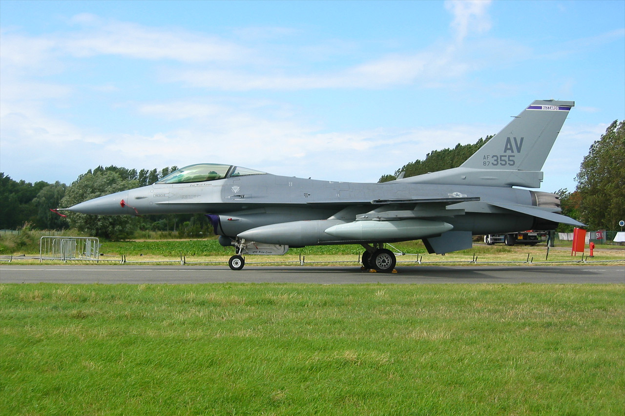 General Dynamics F-16CG Night Falcon (401) - 87-0355 / AV - Etats-Unis / 510th FS
Ce site n'est pas en libre service pour les sites internet, les journaux, les magazines ou les éditeurs ! Toutes les photos montrées ici demeurent la propriété exclusive de leurs propriétaires. Leur reproduction sans autorisation n’est autorisée que dans le cadre d'une utilisation privée.
Toute reproduction, représentation, adaptation ou modification de tout ou partie des photos présentées sur le site, dans un but de diffusion publique (commercial ou non), et cela quel que soit le moyen ou le procédé utilisé est interdite. Pour toute utilisation de ce type vous devez prendre contact avec le webmaster. 2004-07-02 EBFN 045.jpg