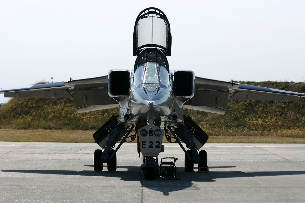 SEPECAT Jaguar E - E22 / 7-HB - France / EC 1/7 Provence
Déco spé retrait du jag...
Ce site n'est pas en libre service pour les sites internet, les journaux, les magazines ou les éditeurs ! Toutes les photos montrées ici demeurent la propriété exclusive de leurs propriétaires. Leur reproduction sans autorisation n’est autorisée que dans le cadre d'une utilisation privée.
Toute reproduction, représentation, adaptation ou modification de tout ou partie des photos présentées sur le site, dans un but de diffusion publique (commercial ou non), et cela quel que soit le moyen ou le procédé utilisé est interdite. Pour toute utilisation de ce type vous devez prendre contact avec le webmaster. 2005-06-11 LFBC 033.jpg